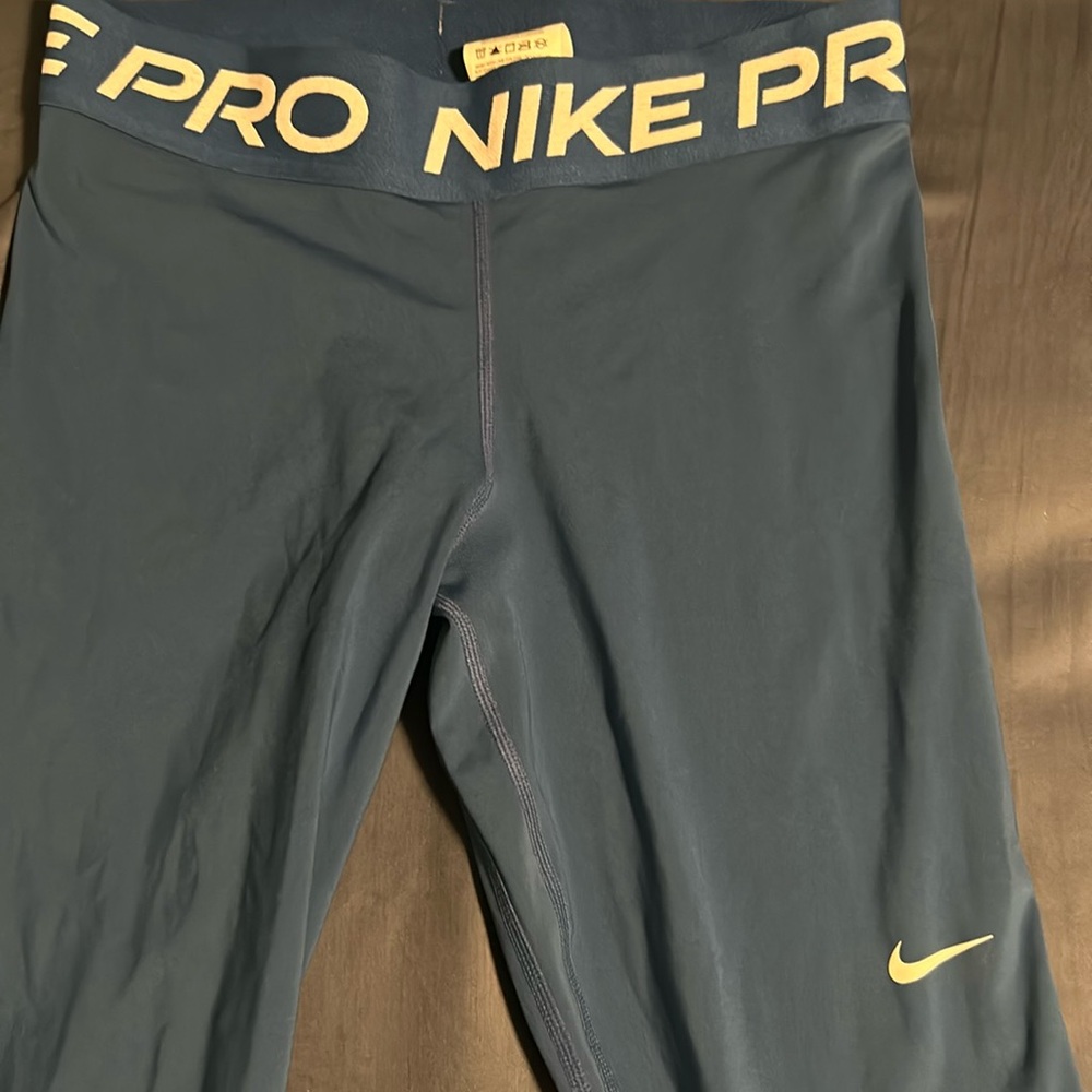 Women’s size M Nike pro only worn once great condition!